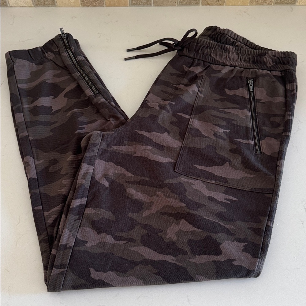 Athleta Farallon Camo Sweatpants 
Size: 8 ✨ New